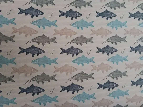 detailansicht-eines-stoffmusters-mit-fisch-und-angelhakendesign-in-verschiedenen-blau-und-beigetönen-auf-hellem-hintergrund-bauwolljersey-stoff