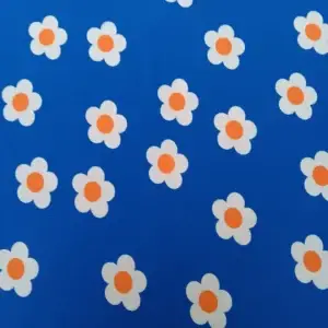detailansicht-eines-stoffmusters-mit-weissen-blueten-und-orangenen-zentren-in-retro-stil-auf-leuchtend-blauem-hintergrund-baumwolljersey-stoff
