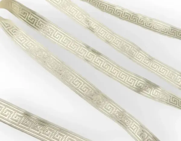 weisses-22mm-breites-jacquardborte-band-mit goldenem-maeander-muster-accessoires