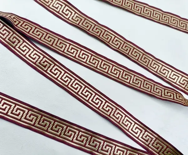 rotes-22mm-breites-jacquardborte-band-mit goldenem-maeander-muster-accessoires