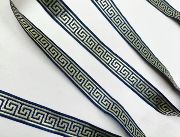marine-blaues-22mm-breites-jacquardborte-band-mit goldenem-maeander-muster-accessoires