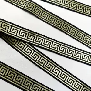 schwarzes-22mm-breites-jacquardborte-band-mit goldenem-maeander-muster-accessoires