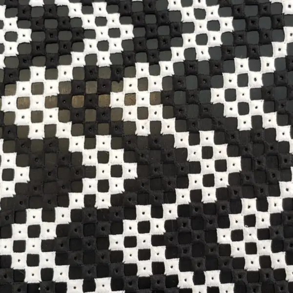 netzstoff-schwarz-weiss-geometrisch-gemustert-mit-strukturierter-oberfläche-stoff