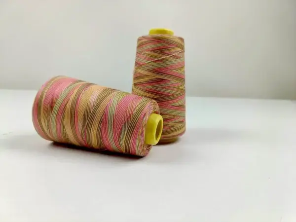 overlockgarn-2700m-gelbe-kone-mehrfarbig-lila-gruen-pink-beiger-faden-accessoires
