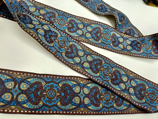 jacquardborte-braun-blau-gold-ornament-bluetenmuster-50mm-breit-verzierung-naehen-trachtenmode-accessoires-heimtextilien-dekoration-accessoires