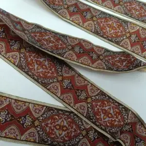 jacquardborte-braun-ziegel-gold-ornament-bluetenmuster-50mm-breit-verzierung-naehen-trachtenmode-accessoires-heimtextilien-dekoration-accessoires