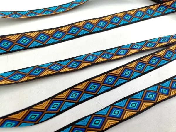 jacquardborte-blau-beige-tuerkis-ethno-muster-rauten-pfeilspitzen-geometrisch-symmetrisch-naehzubehoer-baender-meterware