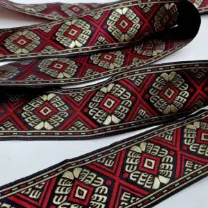 jacquardborte-bordeaux-schwarz-gold-geometrisches-muster-50mm-breit-rauten-quadrate-blaettermotive-verzierung-trachtenmode-kostueme-dekoration-naehen-accessoires