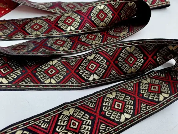 jacquardborte-bordeaux-schwarz-gold-geometrisches-muster-50mm-breit-rauten-quadrate-blaettermotive-verzierung-trachtenmode-kostueme-dekoration-naehen-accessoires