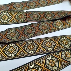 jacquardborte-gelb-schwarz-gold-geometrisches-muster-50mm-breit-rauten-quadrate-blaettermotive-verzierung-trachtenmode-kostueme-dekoration-naehen-accessoires