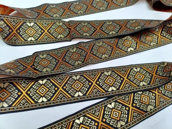 jacquardborte-gelb-schwarz-gold-geometrisches-muster-50mm-breit-rauten-quadrate-blaettermotive-verzierung-trachtenmode-kostueme-dekoration-naehen-accessoires