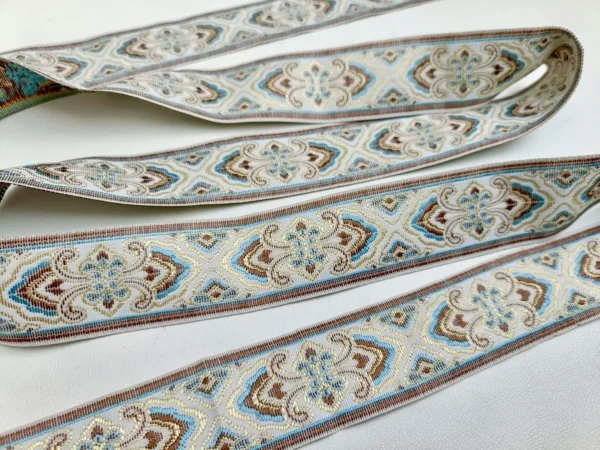 jacquardborte-ecru-ornamentmuster-30mm-breit-florale-elemente-orientalisches-design-textilband-verzierung-naehen-dekoration-trachtenmode-accessoires