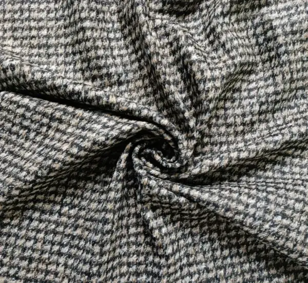 klassischer-wollstoff-mit-hahnentritt-muster-in-schwarz-grau-beige-weich-und-wärmend-geeignet-für-mäntel-und-blazer-stoff
