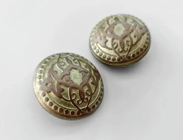 keltische-knoten-ornamente-knopf-altgold-mit-roten-muster-accessoires