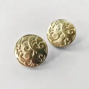 ornamentaler-wirbelknopf-in-gold-mit-ornamenten