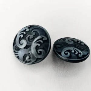 ornamentaler-wirbelknopf-in-schwarz-mit-ornamenten-in-silber-accessoires