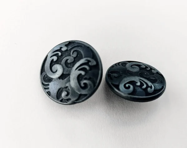 ornamentaler-wirbelknopf-in-schwarz-mit-ornamenten-in-silber-accessoires