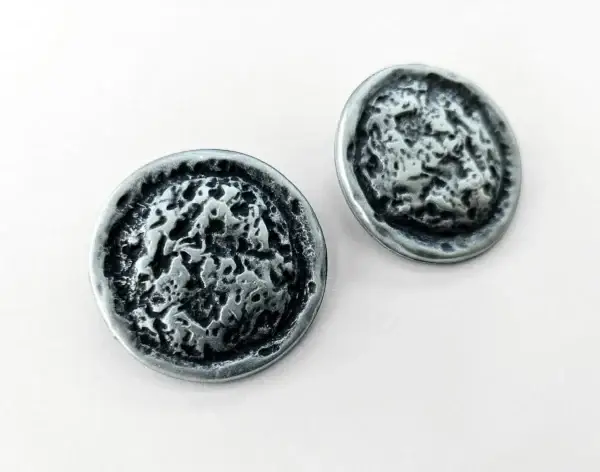 altsilber-zierknopf-metall-altsilber-poroese-oberflaeche-rustikal-trachten-knopf-kostuem-handarbeiten