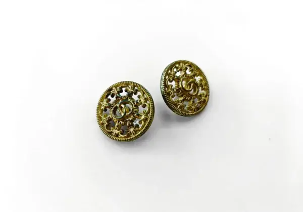 zierknopf-metall-altgold-ornament-ineinandergreifende-ringe-trachten-knopf-kostuem-handarbeiten