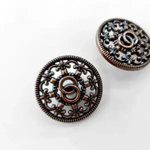 zierknopf-metall-altmessing-25mm-ornament-ineinandergreifende-ringe-trachten-knopf-kostuem-handarbeiten