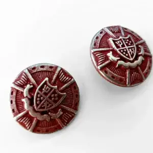 zierknopf-metall-rot-25mm-wappen-schild-relief-trachten-knopf-kostuem-handarbeiten-accessoires