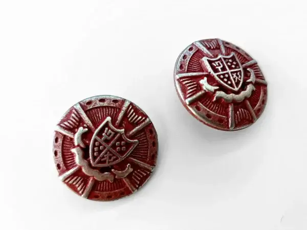 zierknopf-metall-rot-25mm-wappen-schild-relief-trachten-knopf-kostuem-handarbeiten-accessoires